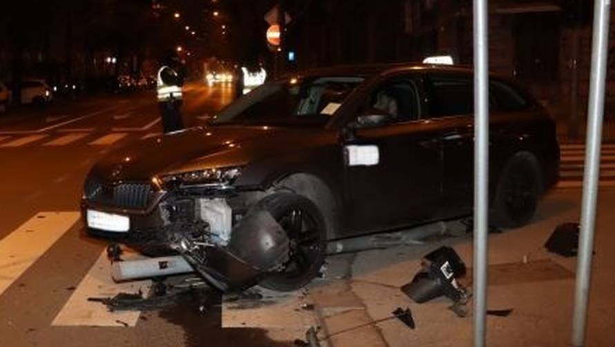 Kaos u centru Zagreba: Vozač bez vozačke i s 2.76 promila sletio s ceste i zabio se u stup