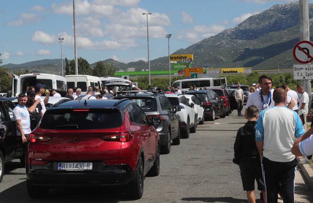 Navijači Rijeke na izlazu Dugopolje uz policijsku pratnju nastavljaju prema Poljudu