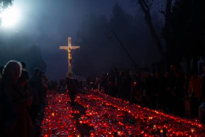 FOTO Tisuće svijeća i lampiona obasjali su zagrebački Mirogoj