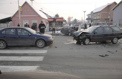 Osijek: Jedan ozlijeđen u sudaru triju automobila