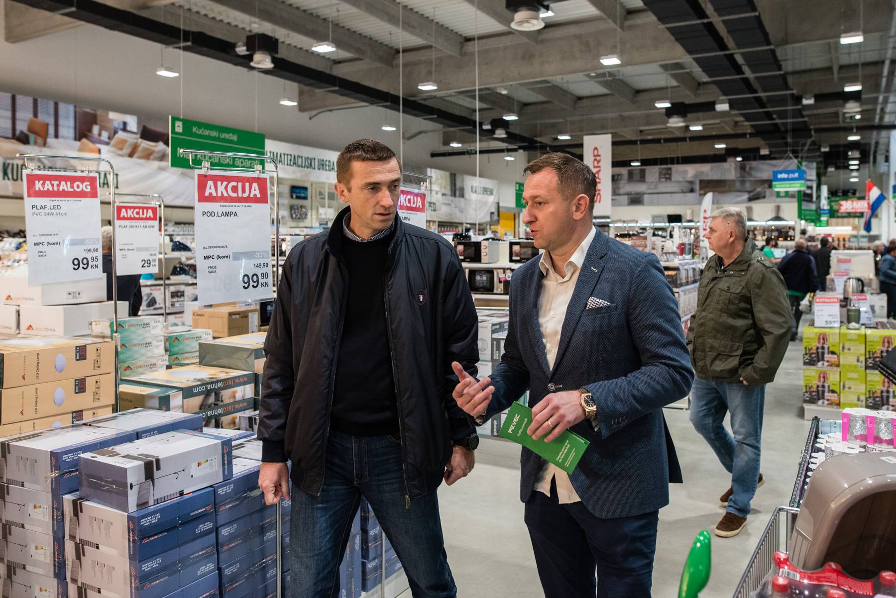 Pevec svečano otvorio novi prodajni centar u Vukovaru