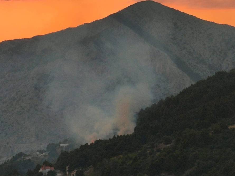 VIDEO Četiri požara kod Brela pod kontrolom, vatrogasci će ostati na terenu čitavu noć