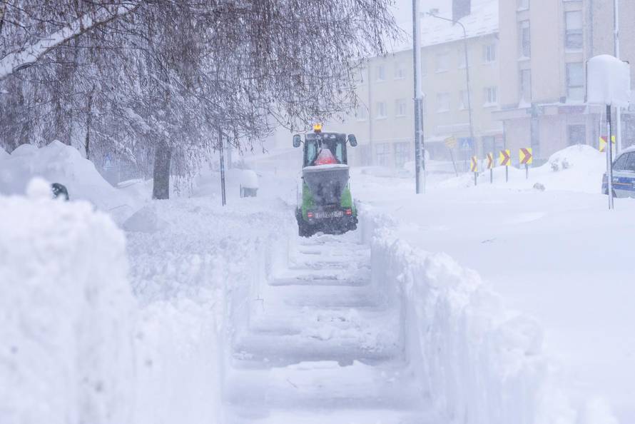 Korenica: Jako snježno nevrijeme stvorilo velike probleme u prometu