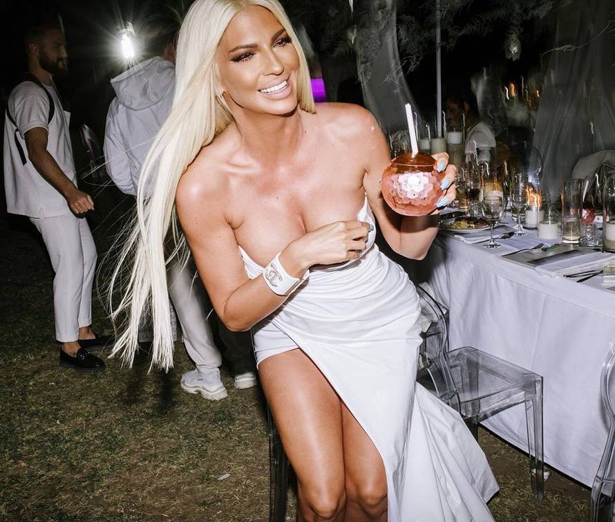 Karleuša navlačila haljinu da ne pokaže grudi, gaćice nije imala?