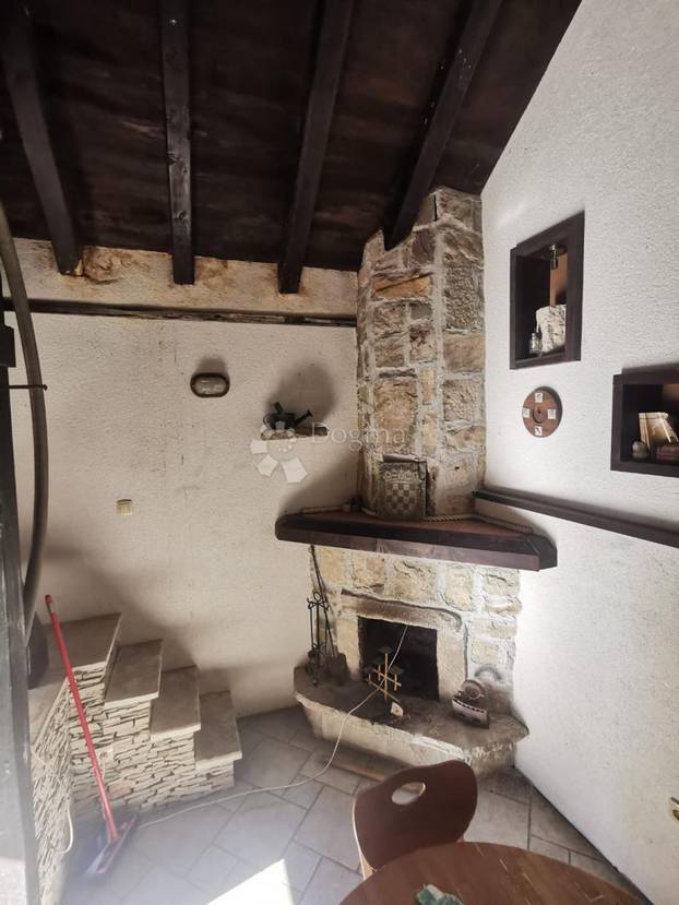 FOTO Pogledajte kućicu od 16m2 koju prodaju u Dalmaciji, ima i mini kuhinju. Cijena iznenadila!