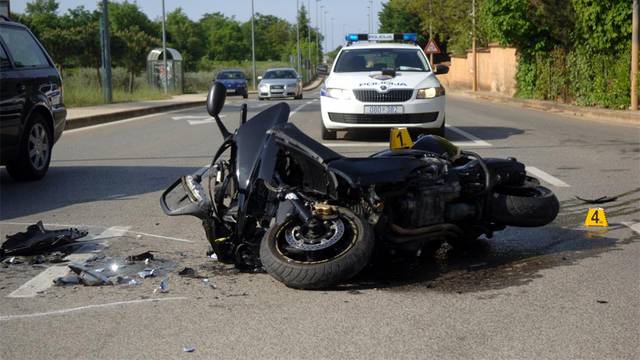 Zabio se u cestovne oznake: Motociklist je teško ozlijeđen