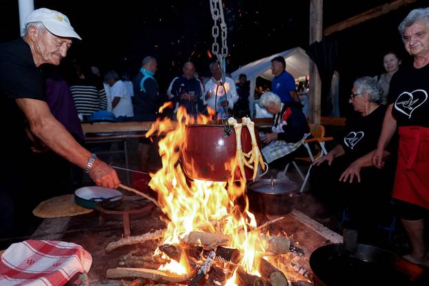FOTO Dani komina, pure i brozina: Tijarica proslavila dane tradicije unatoč lošem vremenu