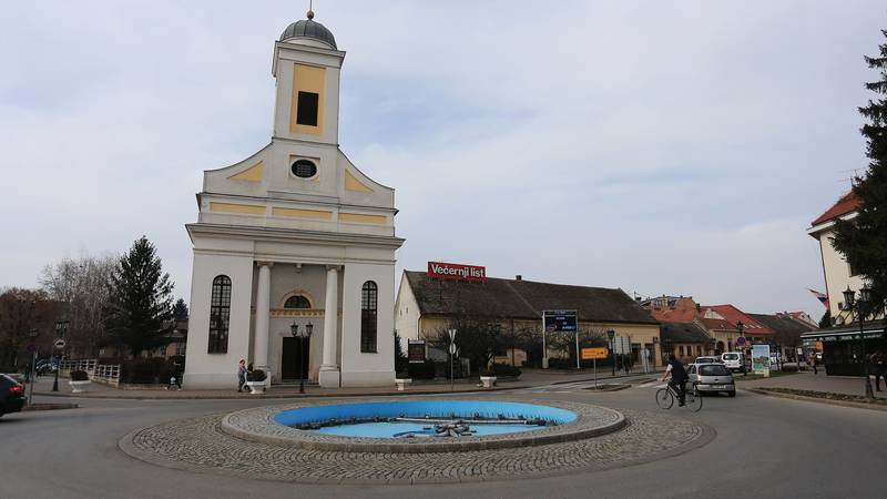 V Đakovu moški s šumarskim kladivom in nožem poskušal ubiti žensko, preprečili so ga družinski člani
