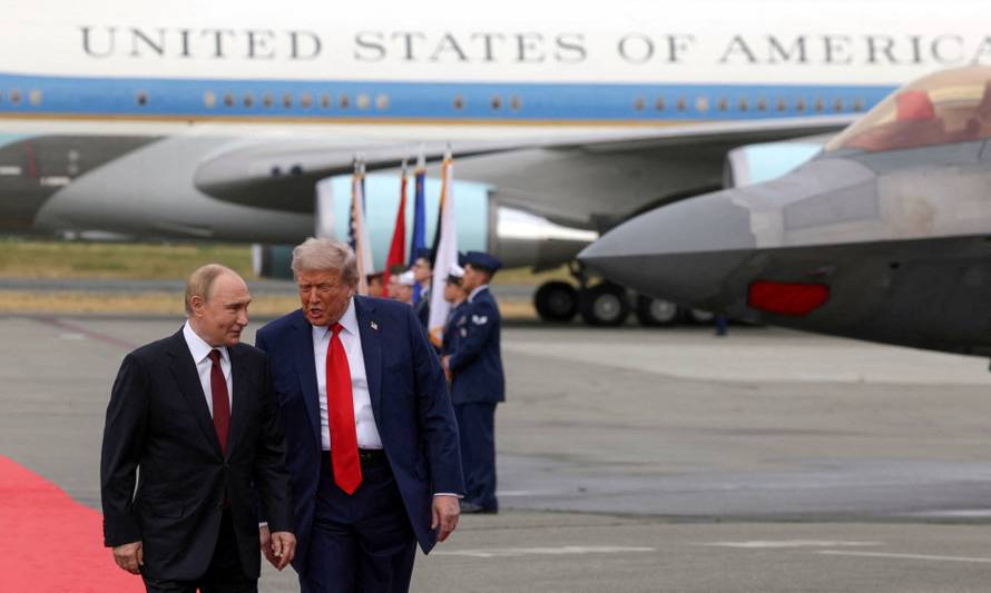 FILE PHOTO: U.S. President Trump meets with Russian President Putin in Alaska