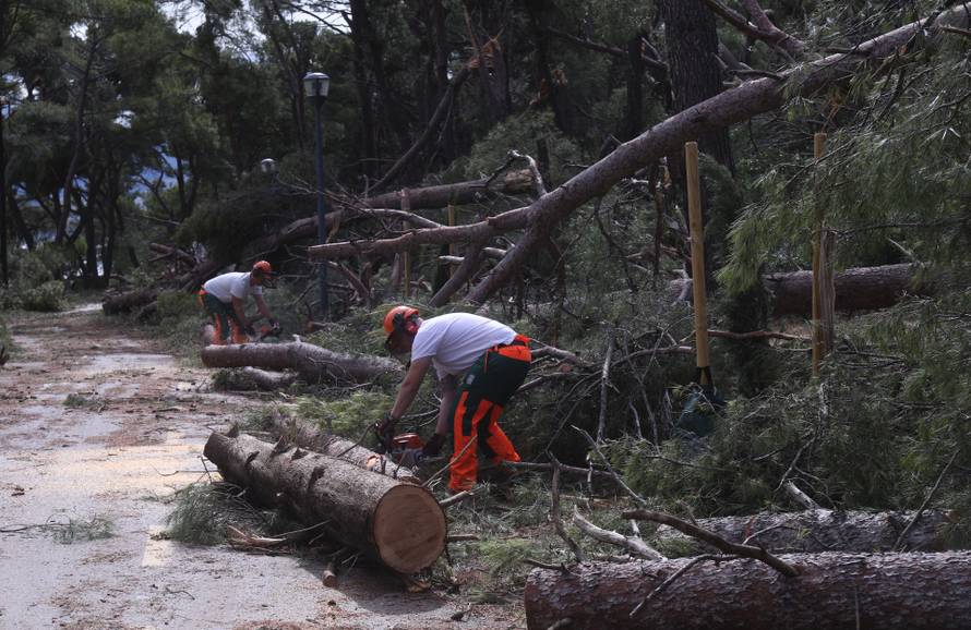 Posljedice velikog nevremena u Splitu, Marjan oštećen i zatvoren za građane