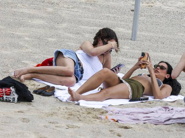 *NO DAILYMAIL ONLINE* Dua Lipa checks out the sights of Sydney, visiting Tamarama beach and the Bondi to Bronte cliff walk with mates