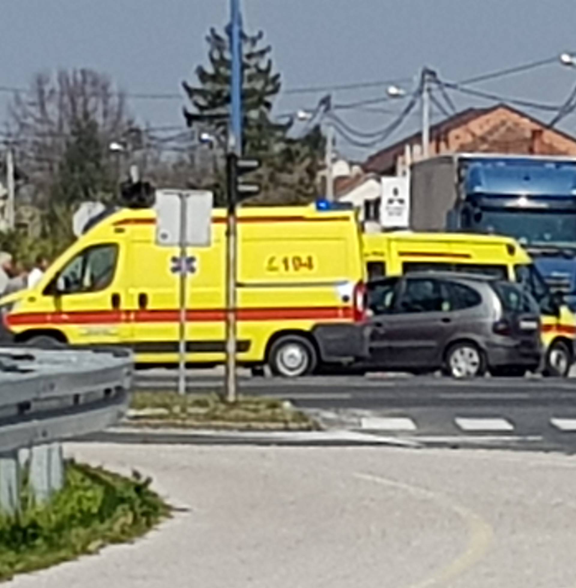 Auto završio na boku u Mlaki: Dvoje ljudi ozlijeđeno u sudaru