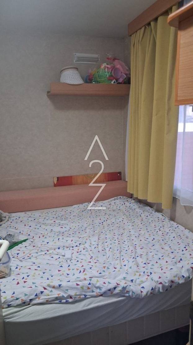 FOTO U Novalji prodaju kućicu od 30 m2 za 12.000 €! Mobilna je: 3 su hladnjaka i ova oprema