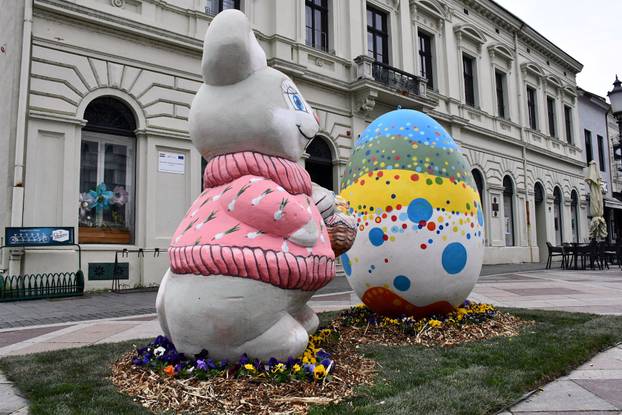 Slavonski Brod: Središnji gradski trg ukrašen velikim pisanicama