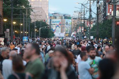 Beograd: Ispred Doma narodne skupštine započeo je šesti prosvjed pod nazivom "Srbija protiv nasilja" 