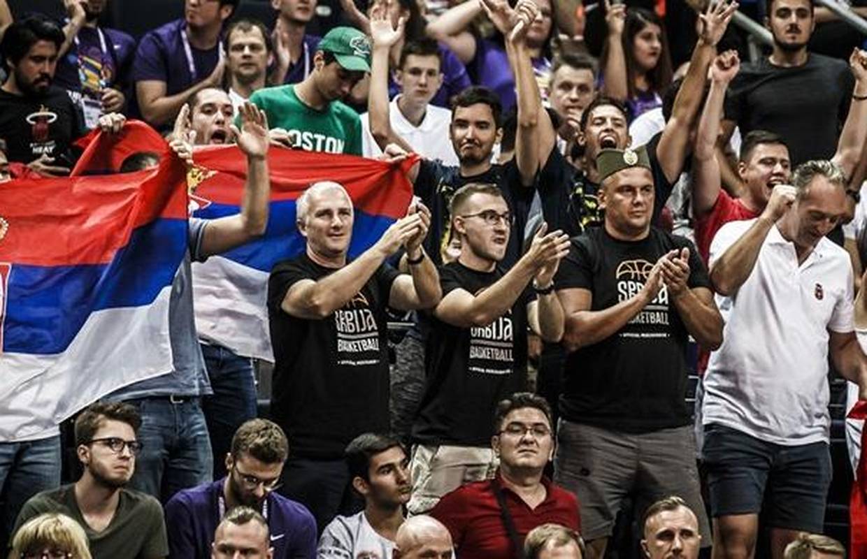 Delije transparent 'Zaustavite rat' dočekali zvižducima i vikali 'Rusi, Srbi, braća zauvijek'...