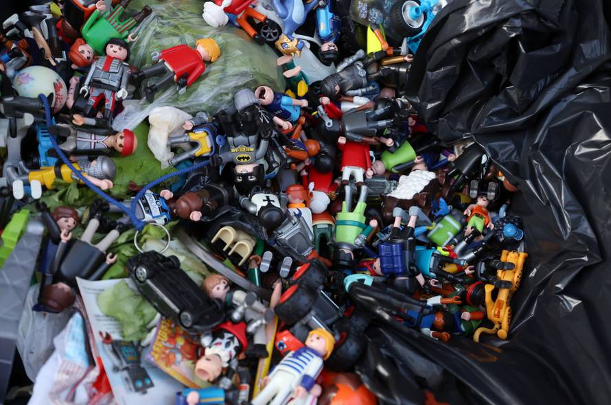 Zagreb: Dječje figurice odbačene u kantu za  smeće