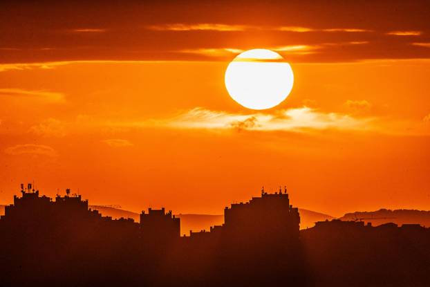 Mravince: Pogled na Split i zalazak sunca iza tmurnih oblaka