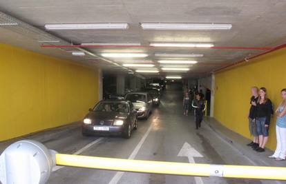 Dubrovnik: Policija morala regulirati promet u garaži    