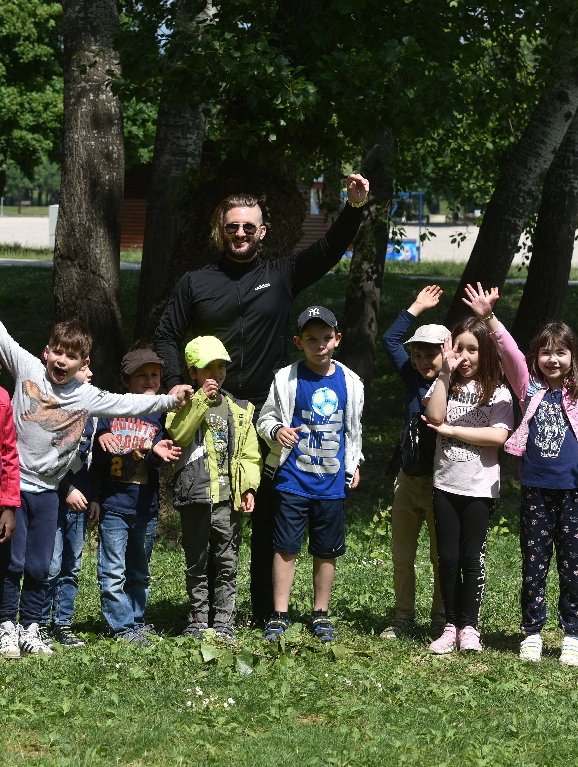 Učitelju, zračni zagrljaj! Sat na otvorenom spojio je školarce