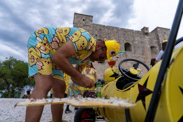 Senj: Održana 1. Senjska maškarana utrka 'Gravity race Senj 2025' podno tvrđave Nehaj