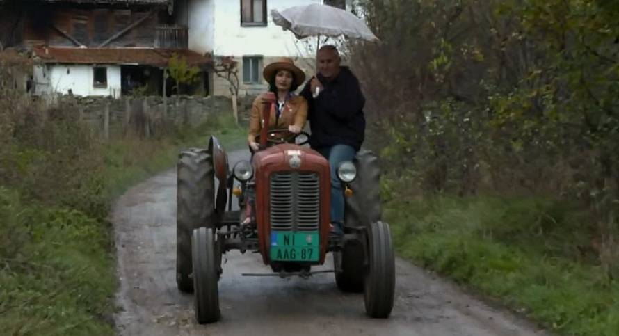 Duško Moreni 'podario' zlatnu WC školjku pa s njom zapjevao