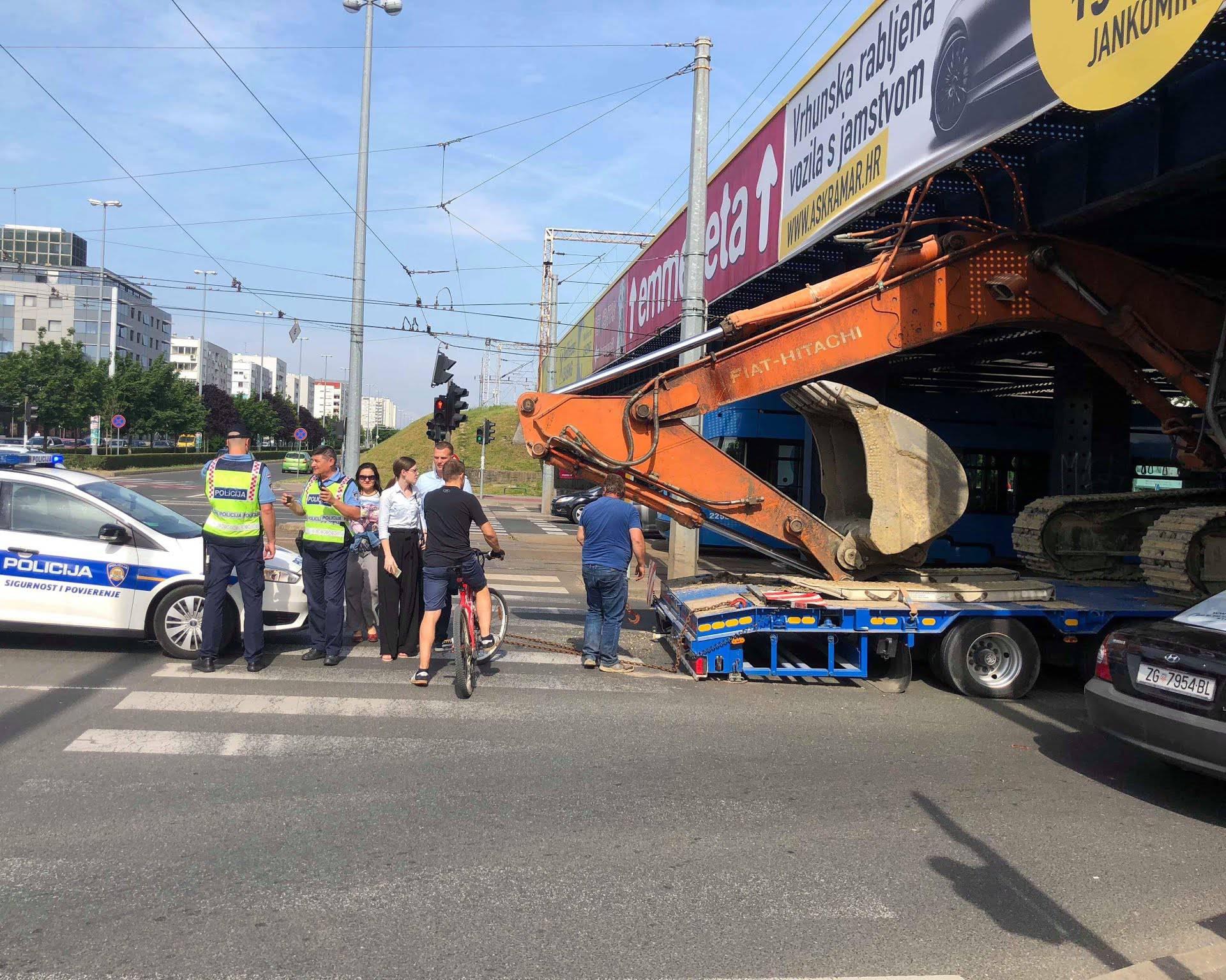 Kamion s bagerom zapeo za nadvožnjak na Držićevoj aveniji