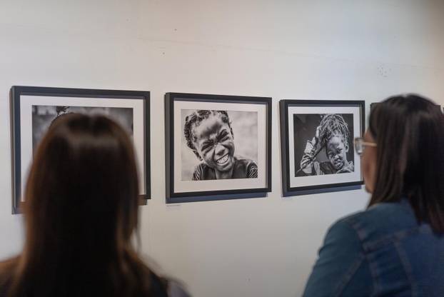 Osijek: Svečano otvorenje izložbe fotografija fotoreporterke Pixsella Emice Elveđi "Srce za Afriku"