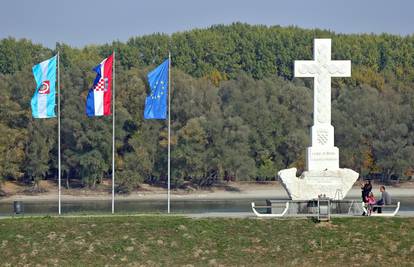 Dar Mostaru: Na Groblju mira stoji replika Vukovarskog križa
