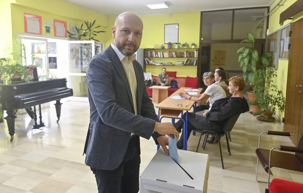 Jastrebarsko: Kandidat za župana Mihael Zmajlović glasovao u drugom krugu lokalnih izbora