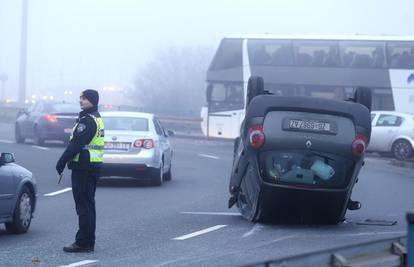 U sudaru auto se prevrnuo na krov, ozlijeđeni je u bolnici 