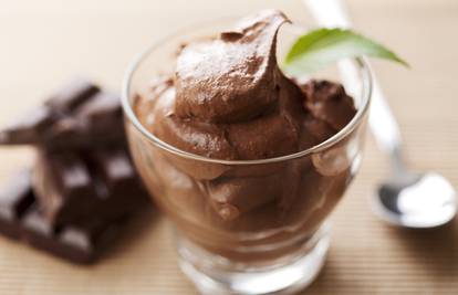 Najfiniji čokoladni mousse od 2 sastojka - crne čokolade i vode