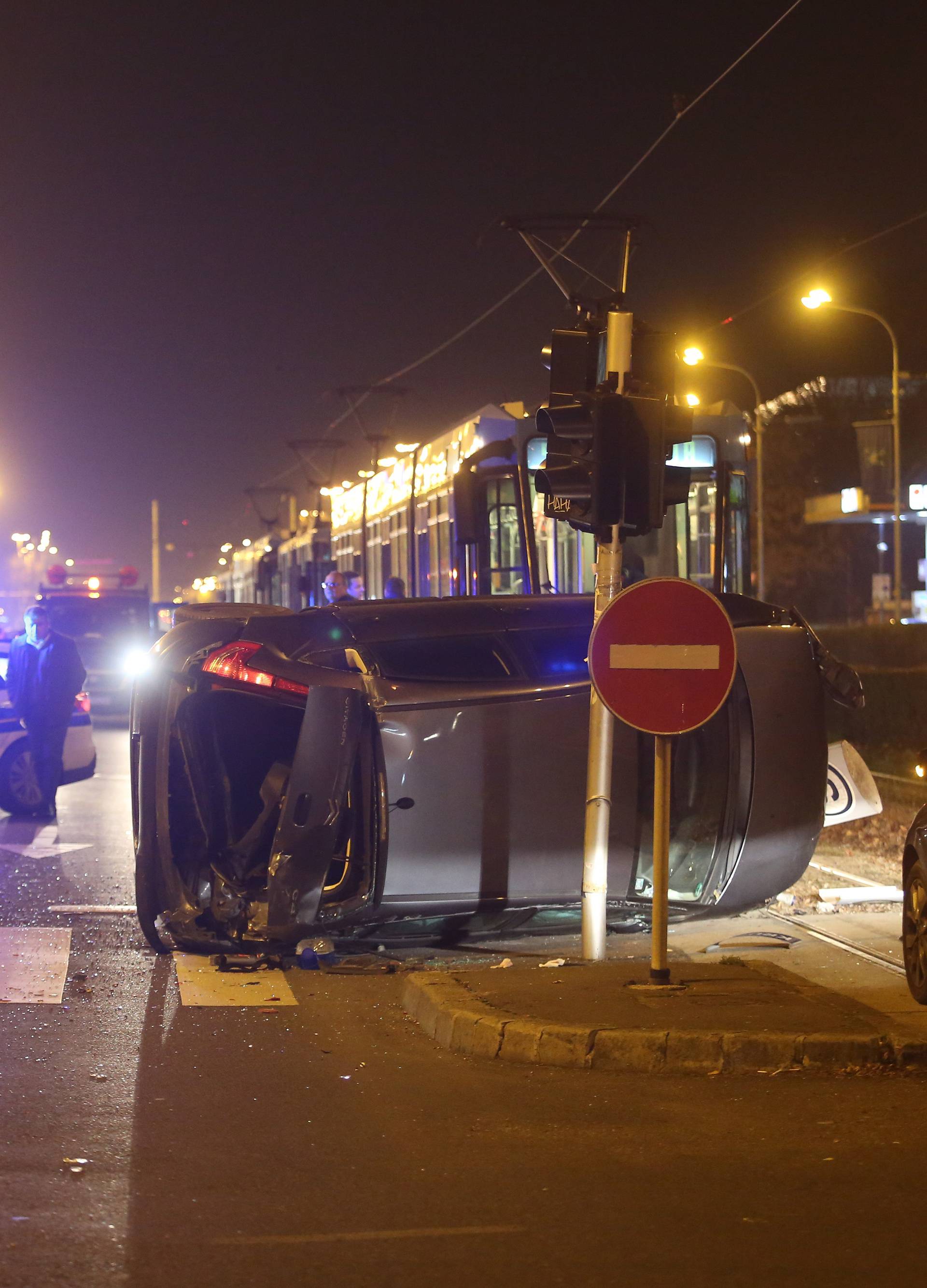 Zagreb: Automobil zavrÅ¡io na krovu u prometnoj nesreÄi u Vukovarskoj kod Kruga