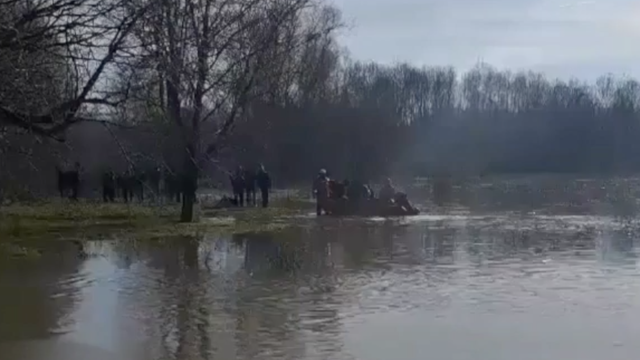 VIDEO Spašavali strance koji su zapeli u izlijevanju rijeke Save