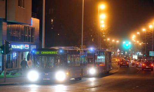 Napao  mladiće zbog poljupca u busu, djevojka ga je bodrila