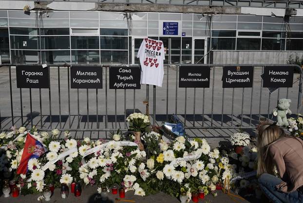 Novi Sad: Veliki broj građana od jutra dolazi odati počast poginulima u padu nadstrešnice