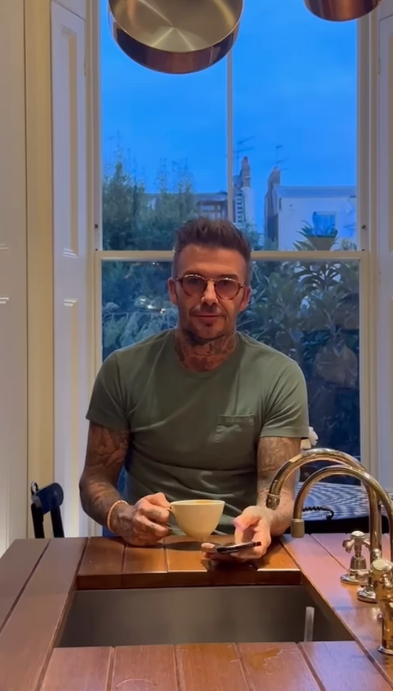 Beckham pjevao božićni hit, Victoria snimala, a javila se i Mariah Carey: 'Ljudi, volim vas'