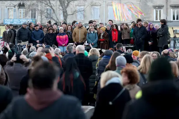 Dok su Beckhamovi ratovali, slavne dame su oslobodile grudi i pokazale svima bradavice