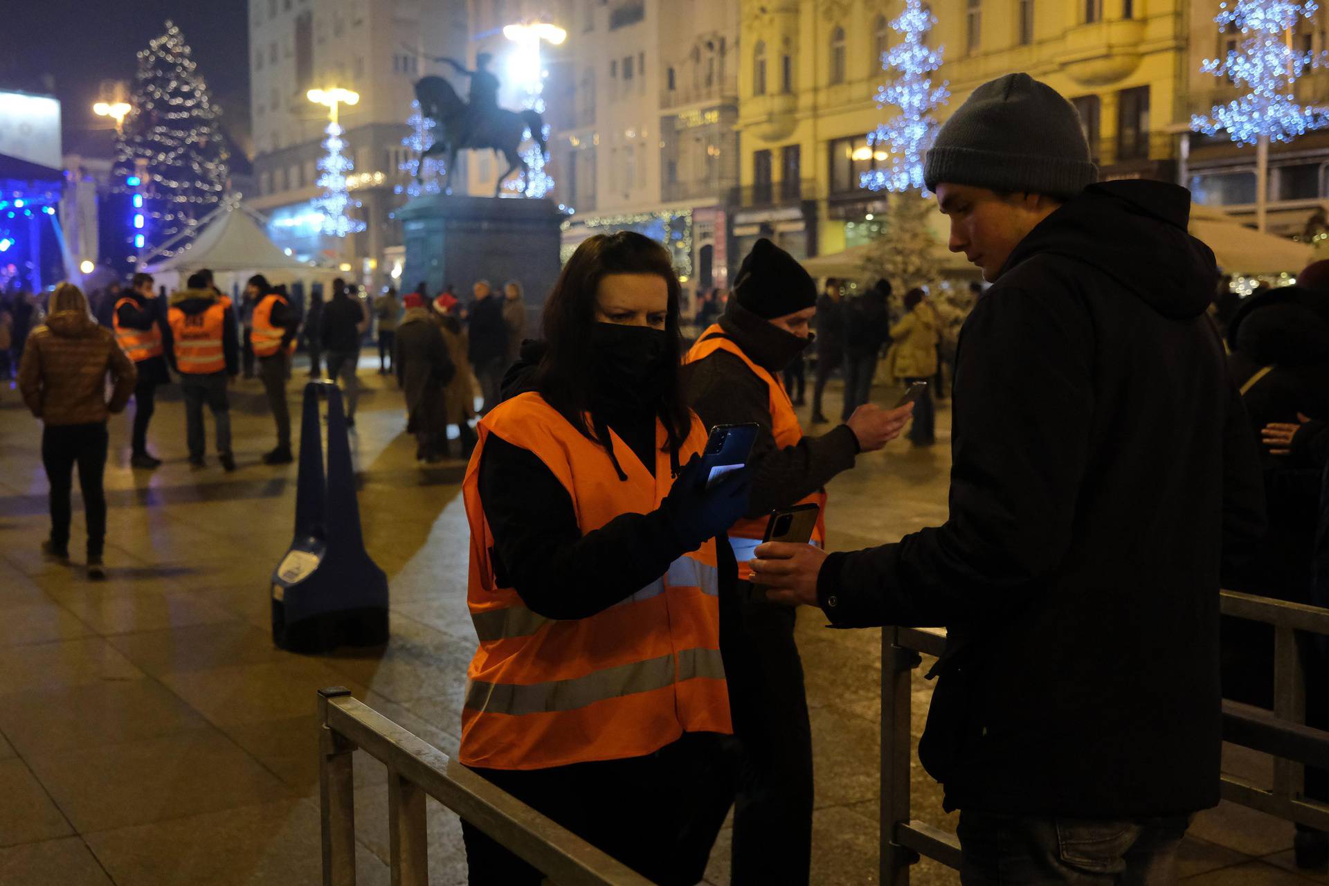 Zagreb: Okupljanje građana za doček Nove godine na Trgu bana Jelačića