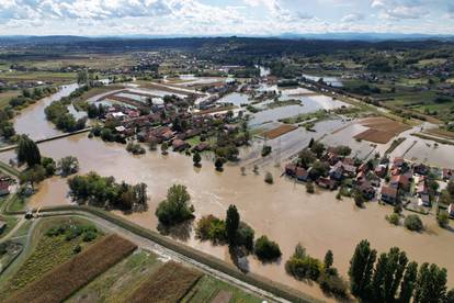 Pogled iz zraka na poplavljeno mjesto  Brodarci kod Karlovca 