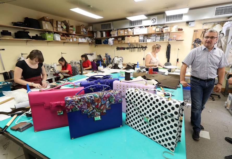 Država kupuje maske iz uvoza, a ne daju da mi izvozimo naše!