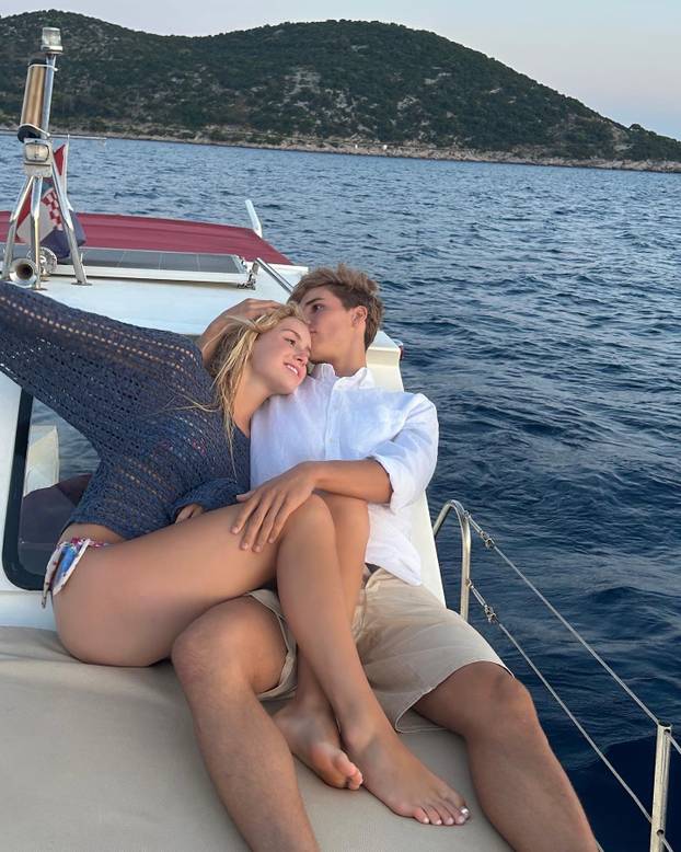 FOTO Hajdukovac kleknuo pred Amerikanku, sad napušta klub. 'Ti si odgovor na moje molitve'