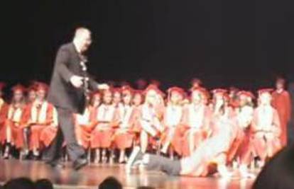 Student je pao s pozornice dok je primao diplomu