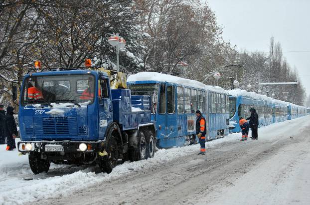 ARHIVA - Zagreb: Zastoj tramvajskog prometa zbog velikih nanosa snijega