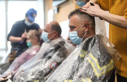Besplatno su ošišali 200-injak stanovnika Gline: 'Jako smo sretni zbog velikog odaziva'