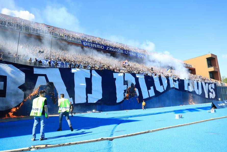 Torcida zapalila veliki transparent Bad Blue Boysima