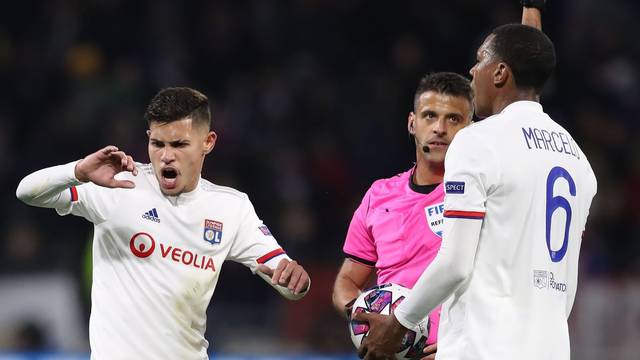 Zaustavi se, vjetre: Lyon izbacio igrača jer je stalno - prdio?!