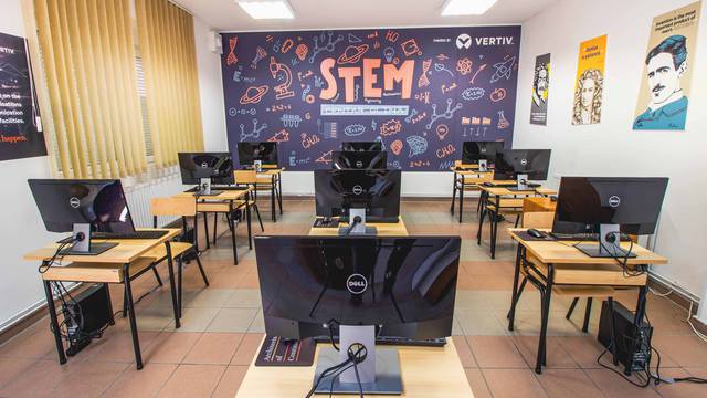 Donacije stižu i dalje: Vertiv u Glini opremio STEM učionicu