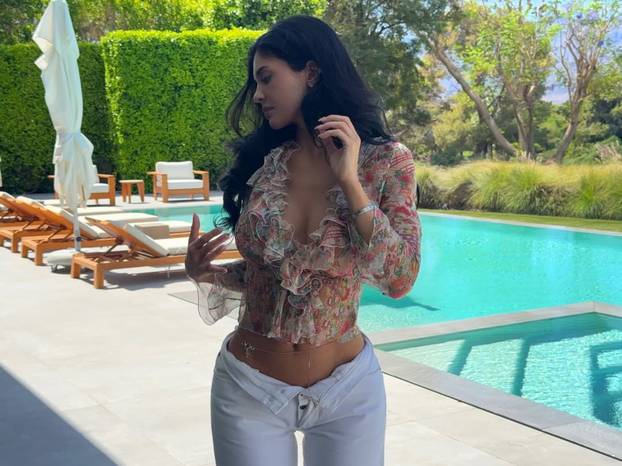 FOTO Njoj je ljeto već počelo: Kylie Jenner obukla nikad manji bikini i uživala uz bazen...