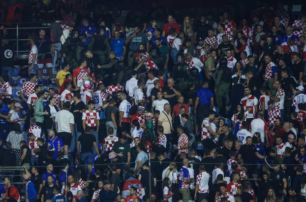 Atmosfera na tribinama tijekom susreta Hrvatske i Crne Gore u kvalifikacijama za Svjetsko prvenstvo